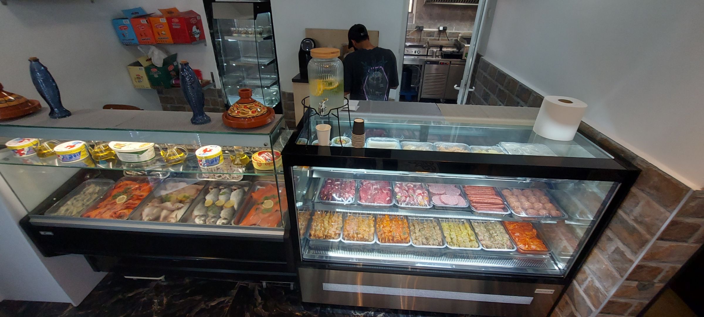 Vitrine viandes et poissons frais